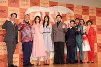 　笑顔で手を振る（左から）小貫流星氏、脇知弘、妃海風、山崎紘菜、井口理、矢本悠馬、小松和重、まりあ、明星真由美（撮影・西岡正）