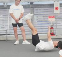 　イベントに参加した親子20組の前で得意の「背中ジャンプ」を披露するジャングルポケットの太田博久（右）と見守るおたけ