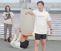 　「背中ジャンプ」を披露する大迫傑選手（中央）とジャングルポケットのおたけ（右）