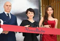 　テープカットをする石田ゆり子（中央）＝撮影・堀内翔