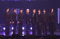 　ポーズをきめるＡＴＥＥＺ（左から）ＹＵＮＨＯ、ＳＥＯＮＧＨＷＡ、ＳＡＮ、ＹＥＯＳＡＮＧ、ＨＯＮＧＪＯＯＮＧ、ＷＯＯＹＯＵＮＧ、ＪＯＮＧＨＯ、ＭＩＮＧＩ（撮影・金田祐二）