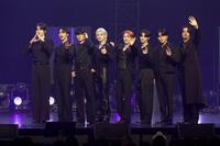 　ポーズをきめるＡＴＥＥＺ（左から）ＹＵＮＨＯ、ＳＥＯＮＧＨＷＡ、ＳＡＮ、ＹＥＯＳＡＮＧ、ＨＯＮＧＪＯＯＮＧ、ＷＯＯＹＯＵＮＧ、ＪＯＮＧＨＯ、ＭＩＮＧＩ（撮影・金田祐二）