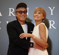 　初のツーショットでラブラブの梅宮アンナ、世継恭規夫妻（撮影・金田祐二）