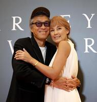 　初のツーショットでラブラブの梅宮アンナ、世継恭規夫妻（撮影・金田祐二）