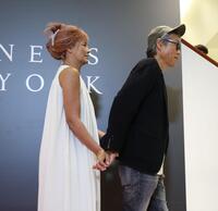 　退場時も手を握る梅宮アンナ、世継恭規夫妻（撮影・金田祐二）