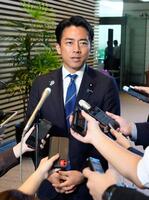 　石破首相と面会後、記者団の取材に応じる小泉農相