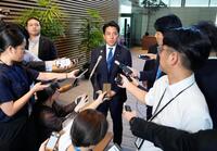 　石破首相と面会後、記者団の取材に応じる小泉農相