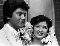 　１９８０年１１月、挙式した山口百恵さんと三浦友和＝東京・赤坂の霊南坂教会