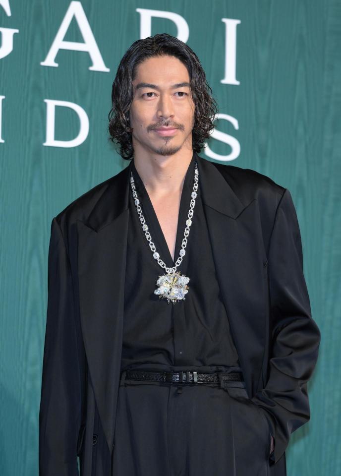 　ブルガリの展覧会に登場したＥＸＩＬＥ　ＡＫＩＲＡ（撮影・伊藤笙子）