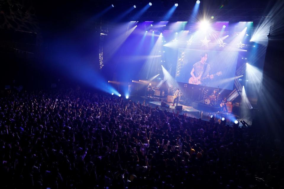 　熱唱する横山裕に大盛り上がりするライブ会場