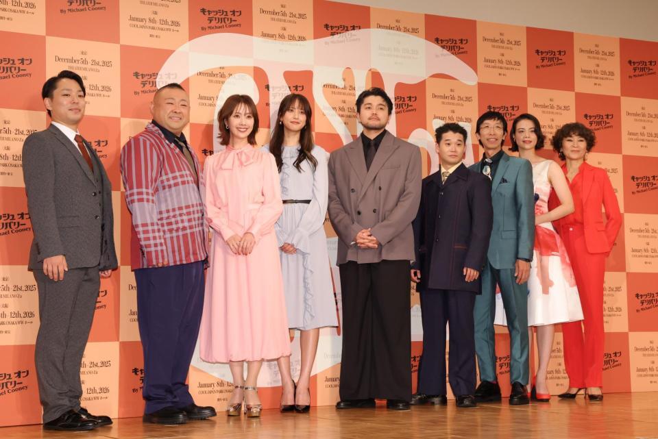 　勢ぞろいする（左から）小貫流星氏、脇知弘、妃海風、山崎紘菜、井口理、矢本悠馬、小松和重、まりあ、明星真由美（撮影・西岡正）