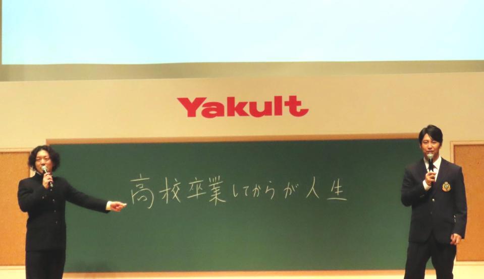 　受験生サプライズ応援出張授業に出席したニューヨークの嶋佐和也（左）と屋敷裕政