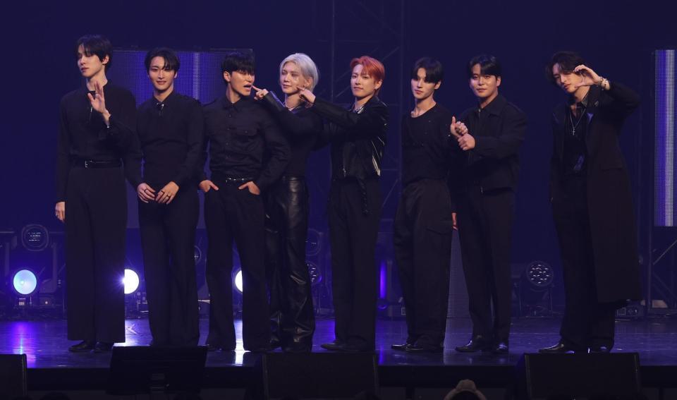 　ポーズをきめるＡＴＥＥＺ（左から）ＹＵＮＨＯ、ＳＥＯＮＧＨＷＡ、ＳＡＮ、ＹＥＯＳＡＮＧ、ＨＯＮＧＪＯＯＮＧ、ＷＯＯＹＯＵＮＧ、ＪＯＮＧＨＯ、ＭＩＮＧＩ（撮影・金田祐二）