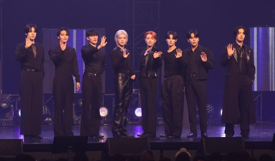 　ポーズをきめるＡＴＥＥＺ（左から）ＹＵＮＨＯ、ＳＥＯＮＧＨＷＡ、ＳＡＮ、ＹＥＯＳＡＮＧ、ＨＯＮＧＪＯＯＮＧ、ＷＯＯＹＯＵＮＧ、ＪＯＮＧＨＯ、ＭＩＮＧＩ（撮影・金田祐二）