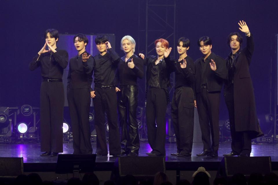 　ポーズをきめるＡＴＥＥＺ（左から）ＹＵＮＨＯ、ＳＥＯＮＧＨＷＡ、ＳＡＮ、ＹＥＯＳＡＮＧ、ＨＯＮＧＪＯＯＮＧ、ＷＯＯＹＯＵＮＧ、ＪＯＮＧＨＯ、ＭＩＮＧＩ（撮影・金田祐二）