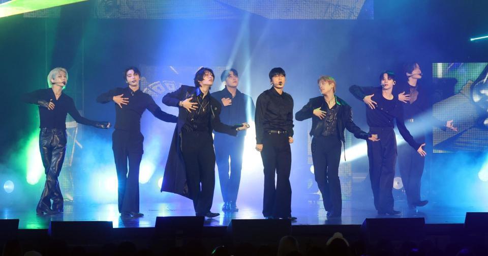 　歌とダンスで会場を盛り上げるＡＴＥＥＺ（撮影・金田祐二）