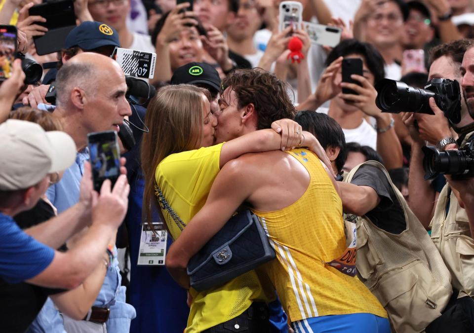 　婚約者のデシレ・イングランデルさん（中央左）とキスをするデュプランティス（同右）＝１５日