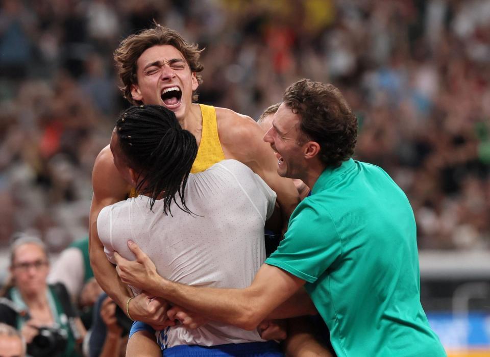 　世界記録を更新し歓喜のデュプランティス（奥）＝１５日