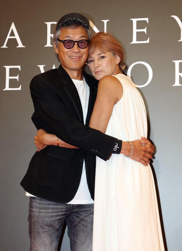 　ラブラブの梅宮アンナ、世継恭規夫妻（撮影・金田祐二）