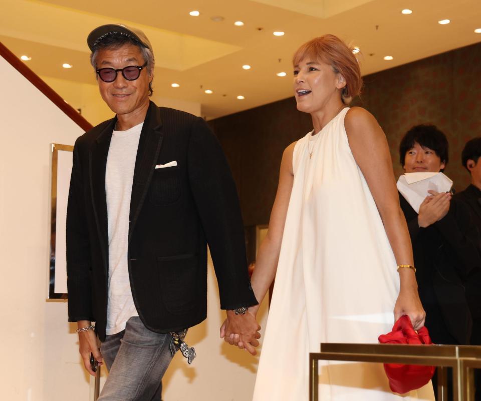 　手をつないで登場した梅宮アンナ、世継恭規夫妻（撮影・金田祐二）