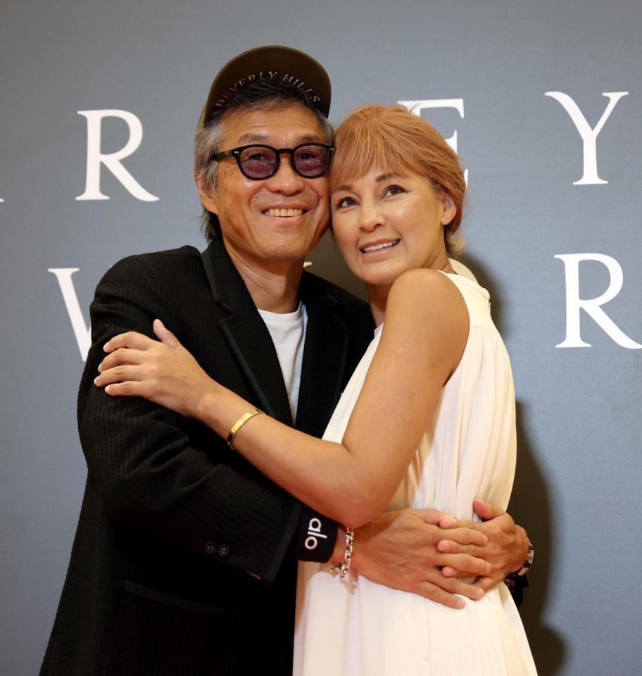 　初のツーショットでラブラブの梅宮アンナ、世継恭規夫妻（撮影・金田祐二）