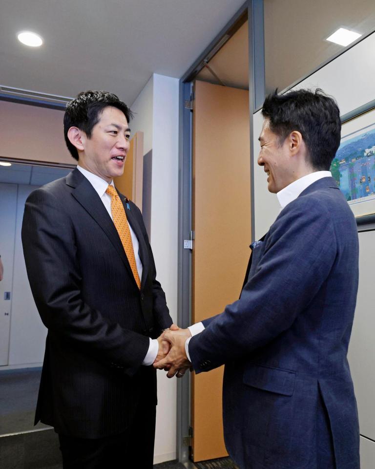 　自民党の塩崎彰久氏（右）を訪ね、総裁選の支持を求める小林元経済安保相