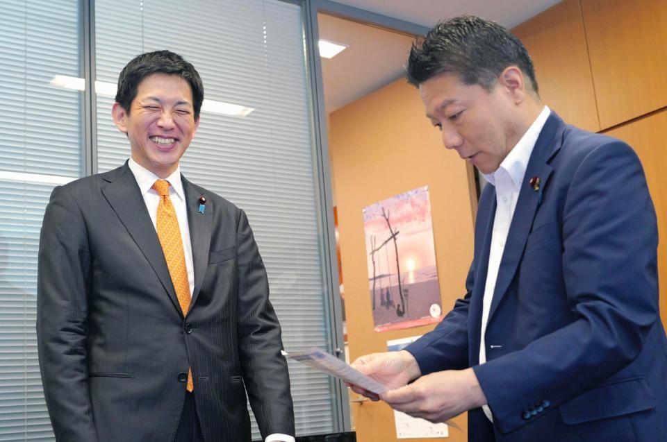 　自民党の本田太郎議員（右）を訪ね、総裁選の支持を求める小林元経済安保相