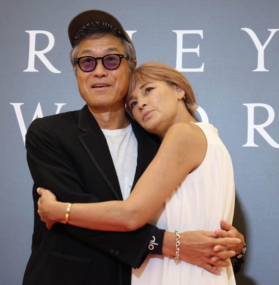 　初のツーショットでラブラブの梅宮アンナ、世継恭規夫妻（撮影・金田祐二）