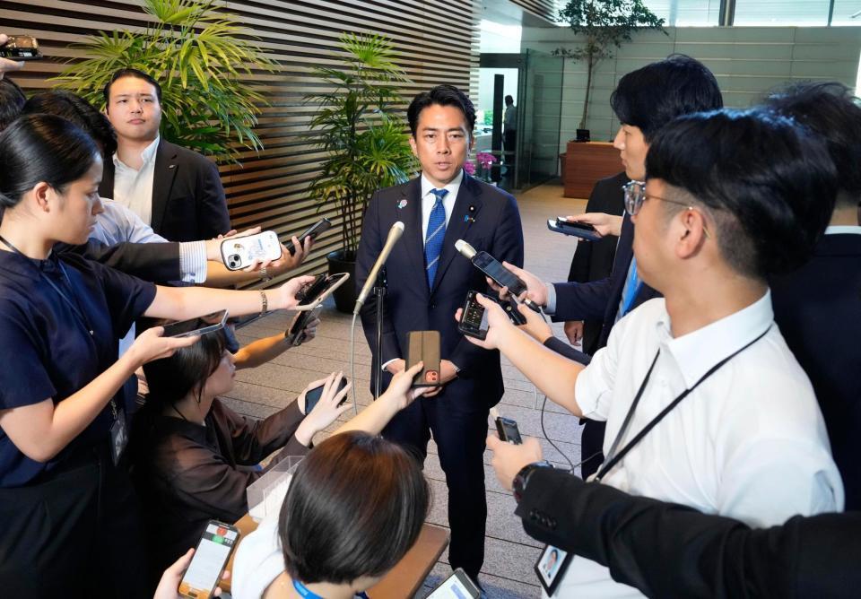 　石破首相と面会後、記者団の取材に応じる小泉農相