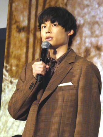 　完成披露試写会に登場した松村北斗
