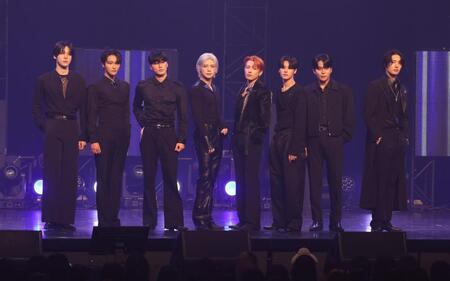 　ポーズをきめるＡＴＥＥＺ（左から）ＹＵＮＨＯ、ＳＥＯＮＧＨＷＡ、ＳＡＮ、ＹＥＯＳＡＮＧ、ＨＯＮＧＪＯＯＮＧ、ＷＯＯＹＯＵＮＧ、ＪＯＮＧＨＯ、ＭＩＮＧＩ（撮影・金田祐二）