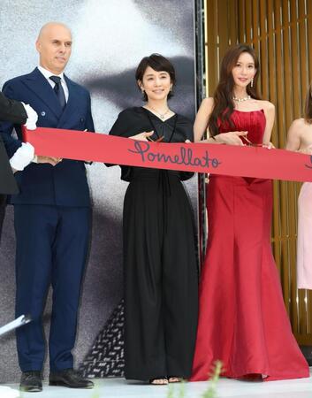 　テープカットをする石田ゆり子（中央）＝撮影・堀内翔