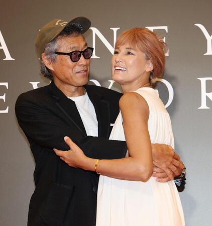 　初のツーショットでラブラブの梅宮アンナ、世継恭規夫妻（撮影・金田祐二）