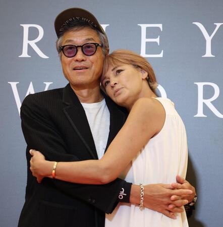 　初のツーショットでラブラブの梅宮アンナ、世継恭規夫妻（撮影・金田祐二）