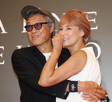 　初のツーショットでラブラブの梅宮アンナ、世継恭規夫妻（撮影・金田祐二）