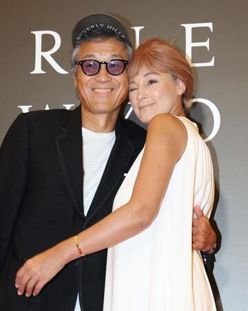 　初のツーショットでラブラブの梅宮アンナ、世継恭規夫妻（撮影・金田祐二）