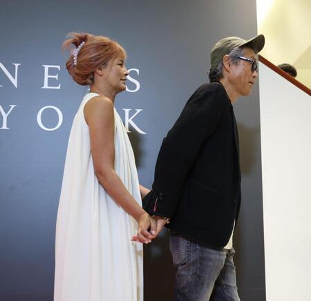 　退場時も手を握る梅宮アンナ、世継恭規夫妻（撮影・金田祐二）