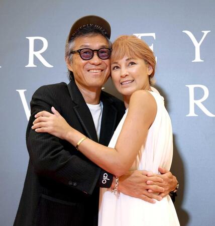 　ラブラブの世継恭規氏（左）と梅宮アンナ夫妻（撮影・金田祐二）