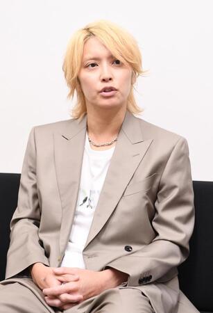 　インタビューに答える手越祐也（撮影・園田高夫）