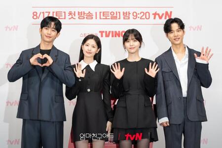 韓国放送局・ｔｖＮの公式Ｘ＠ＣＪｎＤｒａｍａより　Ｎｅｔｆｌｉｘ「となりのＭｒ．パーフェクト」では人気俳優のチョン・ヘイン（左端）と共演したユン・ジオン（右端）