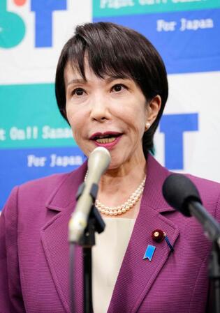 　記者団の取材に応じ、自民党総裁選に立候補する意向を表明する高市前経済安保相