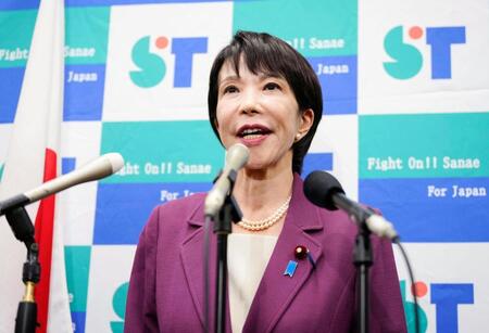 　記者団の取材に応じ、自民党総裁選に立候補する意向を表明する高市前経済安保相