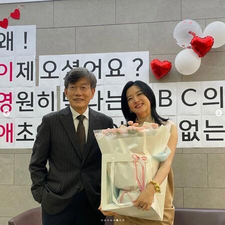 　イ・ヨンエの公式インスタグラム＠ｌｅｅｙｏｕｎｇａｅ０８２４より　ソン・ソッキ（左）の時事教養番組に出演したイ・ヨンエ