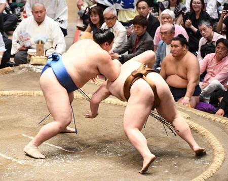 【写真】あっ！大相撲秋場所　金髪の有名女優が熱心に観戦　ＮＨＫ中継でも映り「相変わらずお綺麗」