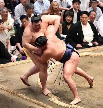 　寄り切りで熱海富士（左）を破り全勝キープの豊昇龍。思わず声をあげる黒いノースリーブの女性が黒田知永子＝１８日、両国国技館