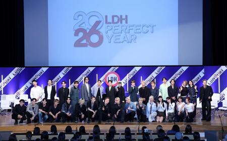 　（前列左から）小森隼、中西椋雅、小波津志、岩城星那、難波碧空、末松健介、山本洸汰、ＳＨＯＷ、ＹＵＨＩ、ＲＹＯＪＩ、ＨＩＲＯＴＯ、鶴屋美咲、菱田未渚美、比嘉優和、佐藤栞奈、ＲＵＩ（後列左から）ＭＡＫＩＤＡＩ、橘ケンチ、ＴＥＴＳＵＹＡ、ＮＡＯＴＯ、小林直己、中務裕太、川村壱馬、世界、中島颯太、深掘未来、砂田将宏、青柳翔、佐藤寛太、ＫＡＥＤＥ、佐藤晴美、仁（撮影・棚橋慶太）