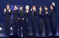 　ポーズをきめるＡＴＥＥＺ