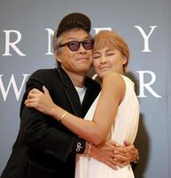 　初のツーショットでラブラブの梅宮アンナ、世継恭規夫妻（撮影・金田祐二）