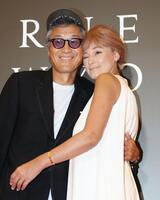 　初のツーショットでラブラブの梅宮アンナ、世継恭規夫妻（撮影・金田祐二）