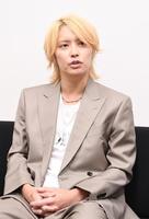 　インタビューに答える手越祐也（撮影・園田高夫）